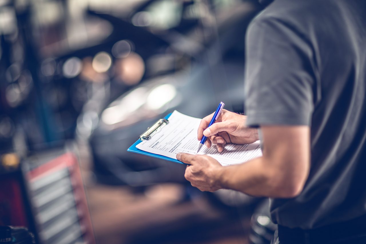 Inspektion und Auto Check in der Werkstatt