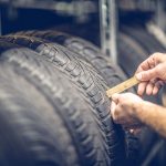 Überprüfung des Reifenprofil im Lager der KFZ Werkstatt Ross