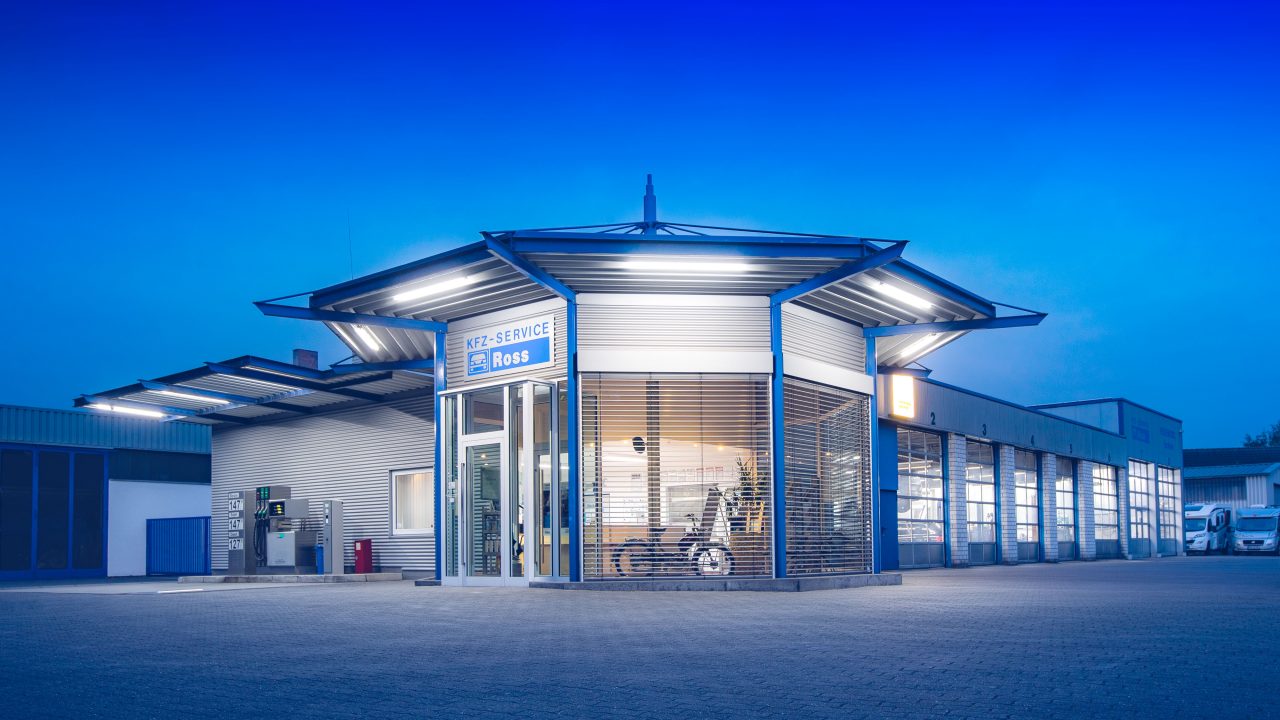 Eine stimmungsvolle Außenaufnahme der Auto Werkstatt KFZ Service Ross in Dülmen Hiddingsel